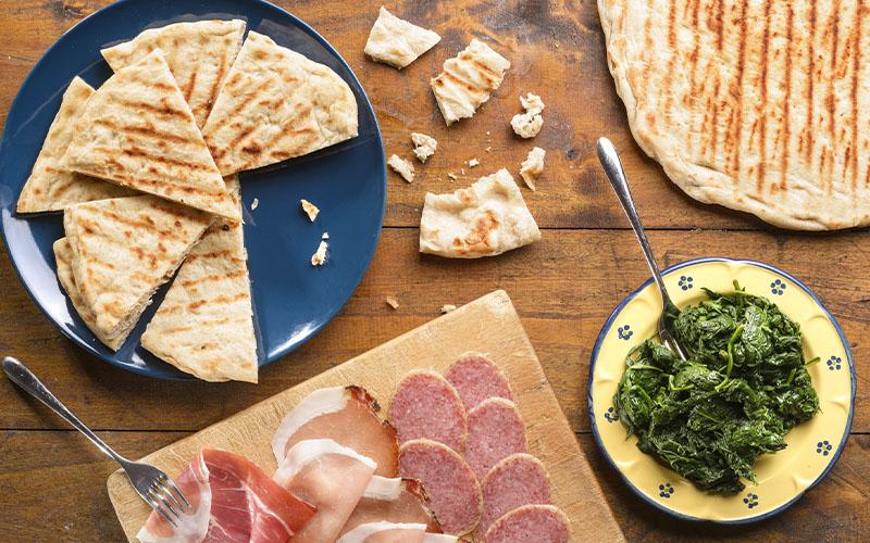 Crescia con Tagliere di Salumi e Erbe cotte